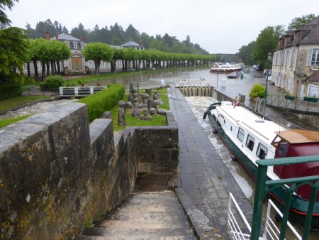 Briare , l'eau passe par dessus l'écluse !