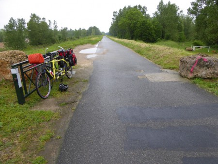 Jeudi 2 juin direction Orléans par la levée. Temps gris avec crachin.