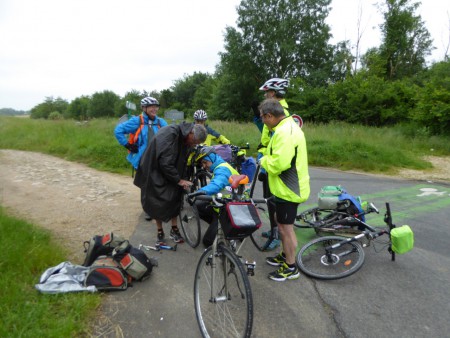 L'entraide avec nos amis Brésiliens qui nous déconseillent la voie de Chambord inondée ( le Mont st Michel local !)